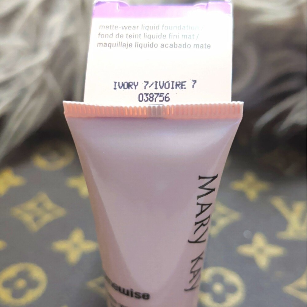 Mary Kay TimeWise Matte-Wear Liquid Foundation Ivory 7 1 fl oz MPN 038756